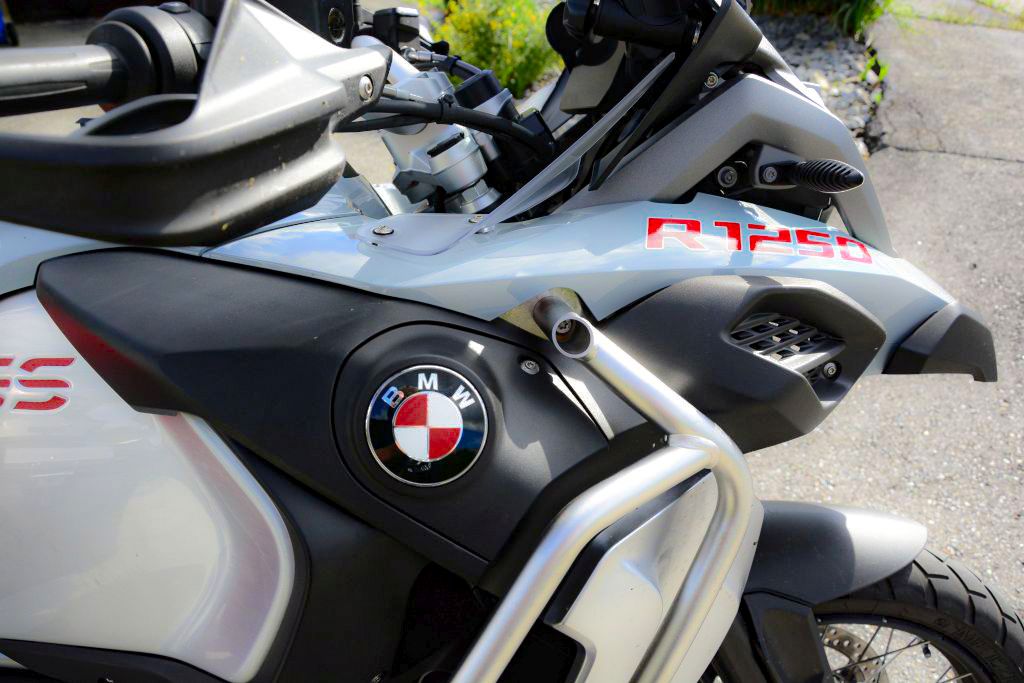 GS Carbon Emblem Eckenset (Links+Rechts) + Gratis Gabelbrücken Set in 4 Farben lieferbar - GS Magazin