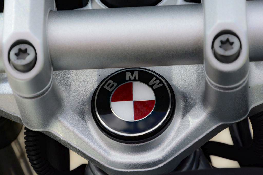 GS Carbon Emblem Eckenset (Links+Rechts) + Gratis Gabelbrücken Set in 4 Farben lieferbar - GS Magazin